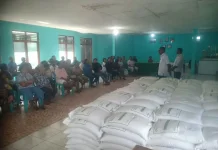 Kelurahan Tenukiik Salurkan Bantuan Beras CPP Tahap II bagi 171 KPM