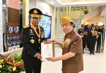 Kapolda NTT Terima Bintang Kehormatan dari Legiun Veteran RI