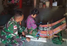 Babinsa Kabuna Dorong Warga Lestarikan Tenun Ikat Suku Kemak