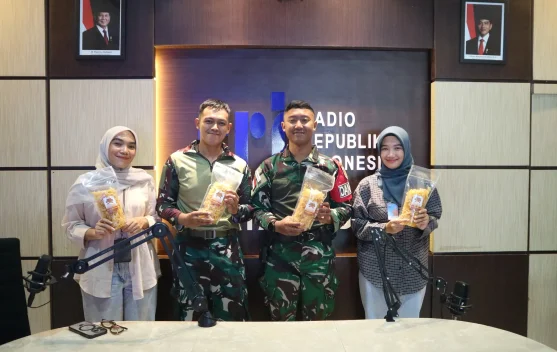 Prajurit Perbatasan Berdayakan Ekonomi Warga Laktutus Melalui Keripik Singkong