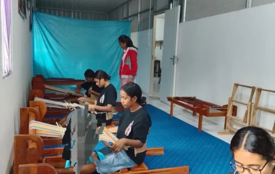 Belajar Tenun karena Tertarik