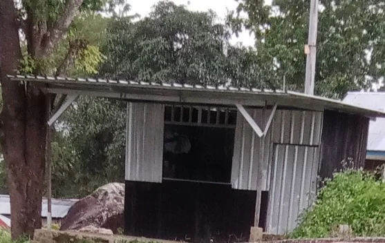 Oknum Kepala Desa di TTU Disorot karena Memakai Seng Bekas Membangun Foris