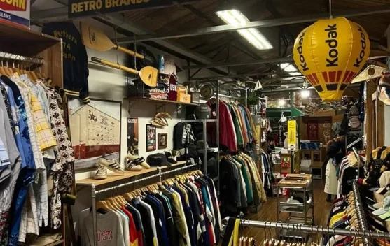 "Thrifting" Jadi Solusi Anak Muda Kurangi Limbah Fesyen