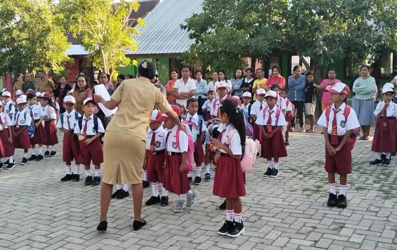 Tahun Ajaran Baru Murid Baru Menjalani Masa Pengenalan Lingkungan Sekolah