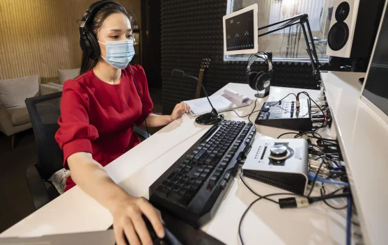 Mengenal Peran Penting "Headphone" Bagi Penyiar Radio
