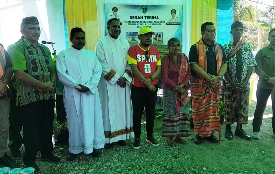 Bupati TTU, Serahkan Rumah Bagi Astin Olin Peraih Medali Perak Sea Games Thailand