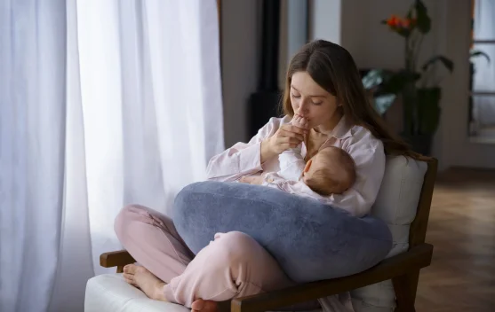 Alasan Bayi Suka Meraba Wajah Ibu saat Menyusui