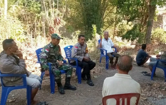 Babinsa dan Bhabinkamtibmas Raimanuk Perkuat Sinergi Jaga Kamtibmas