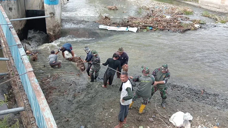 Kodim Aceh Tenggara Gotong Royong Bersihkan Sungai Cegah Banjir