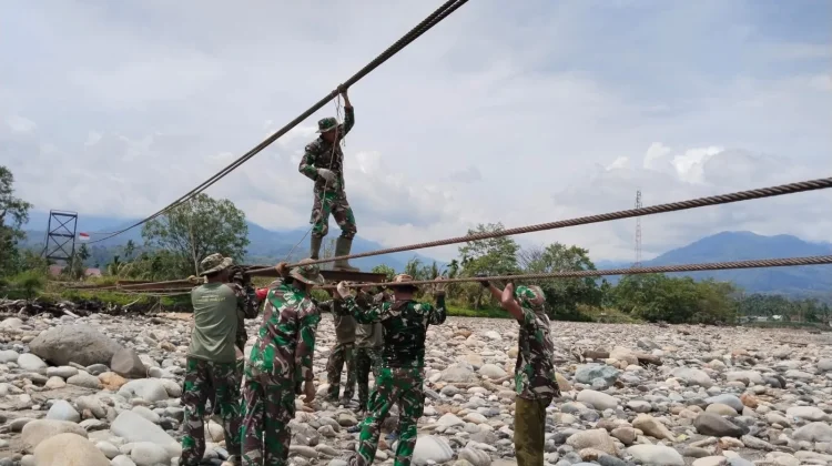 Personel TNI Pacu Pembangunan Jembatan Gantung di Aceh Tenggara