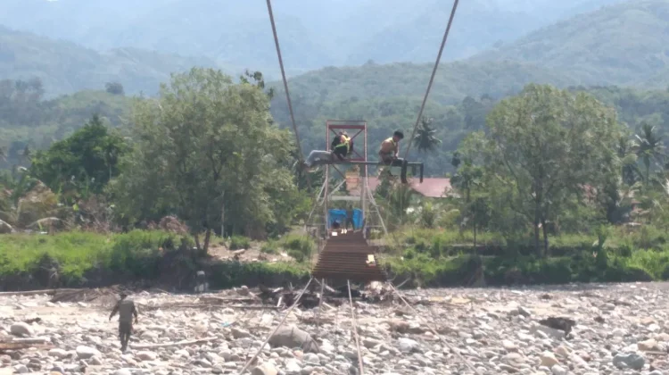 Kodim 0108/Aceh Tenggara dan Warga Lanjutkan Pembangunan Jembatan Gantung