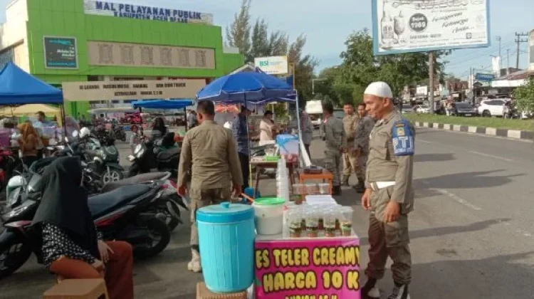 Satpol PP WH Aceh Besar Pantau Penjualan Takjil