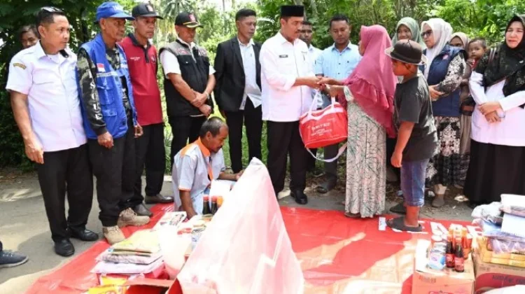 Pemkab Aceh Besar Bantu Korban Kebakaran di Darussalam