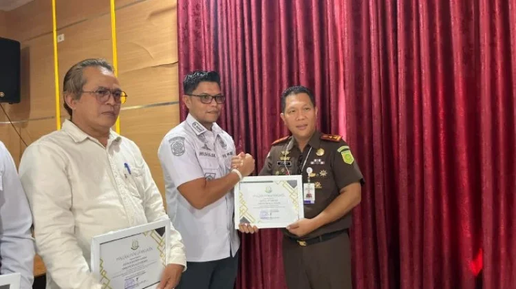 Kejari Beri Penghargaan Instansi Pendukung Penegakan Hukum