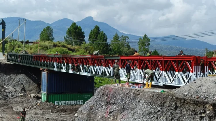 TNI Rampungkan Pembangunan Jembatan Bailey di Desa Karang Rejo