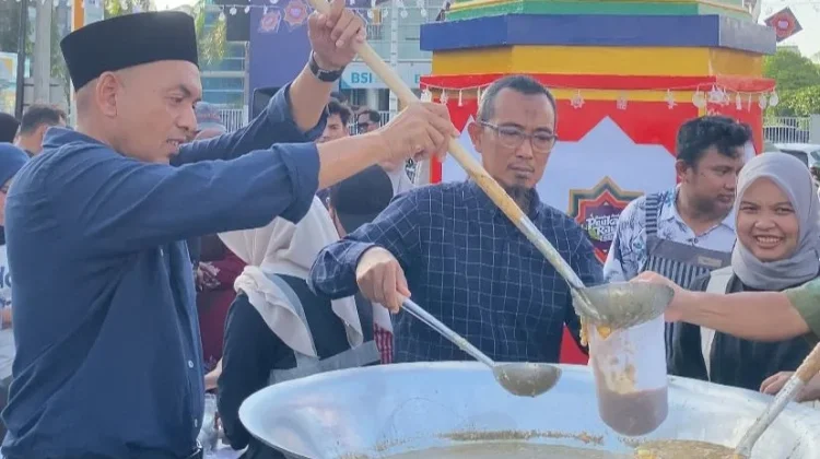 Peukan Raya Ramadan Bagikan Ratusan Ie Bu Peudah