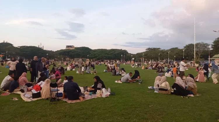 Warga Banda Aceh Nikmati Berbuka di Lapangan Blang Padang