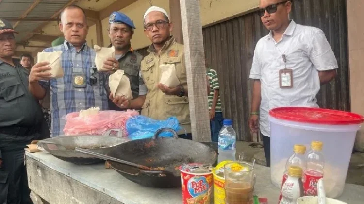 Belasan Warga Kedapatan Makan Siang di Pasar Lambaro