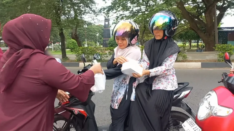 Dharma Wanita RRI Banda Aceh Bagikan 200 Paket Takjil