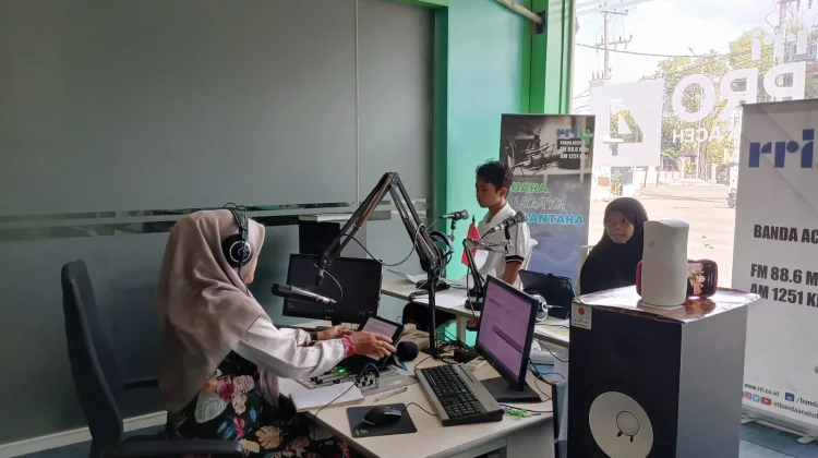 Kelas Public Speaking Kahfis Ramadan Ajak Siswa Belajar Voice Over-Podcast di RRI