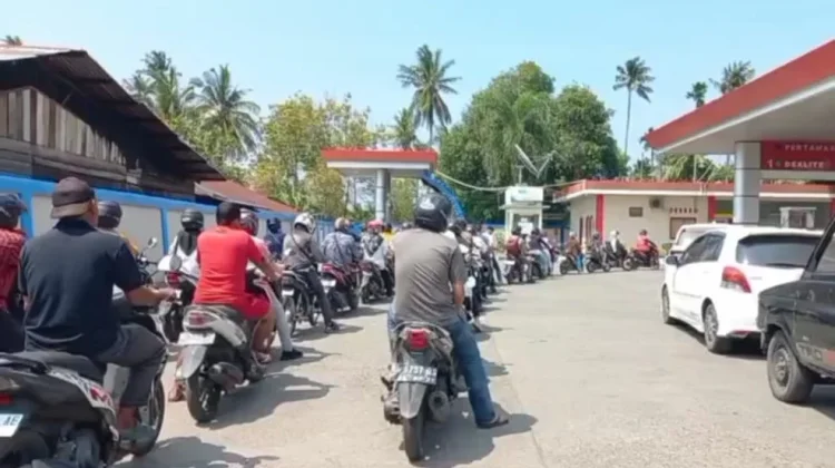Antrean BBM di Banda Aceh Mengular