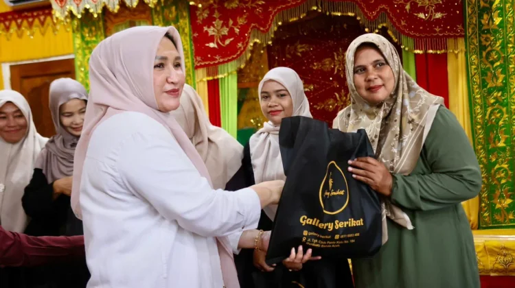 Yayasan Halimon Al-Asyi Serahkan Santunan Baju Lebaran dan Sembako