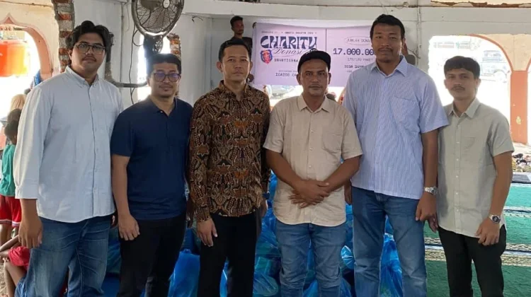 Alumni SMAN 3 Banda Aceh Salurkan Paket Lebaran
