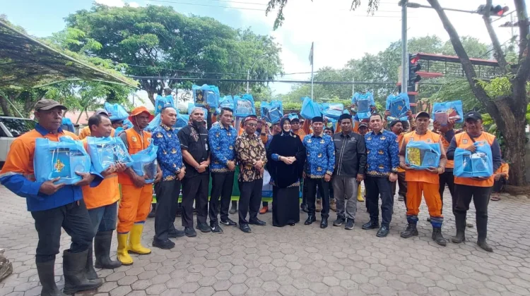 Pasukan Oranye dan Petugas Harian Lepas Terima Zakat