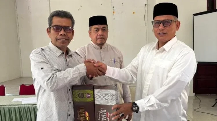 Pemkab Aceh Besar Bagikan Sarung Bagi Imam Masjid