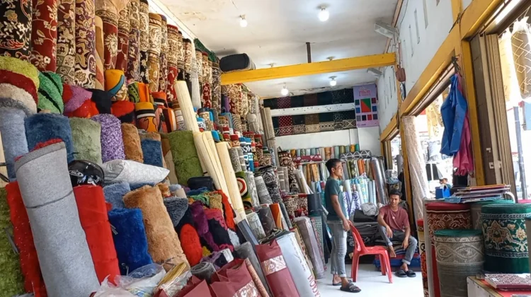 Tradisi Beli Karpet jelang Lebaran Masih Bertahan, meski Tahun Ini Penjualan Turun