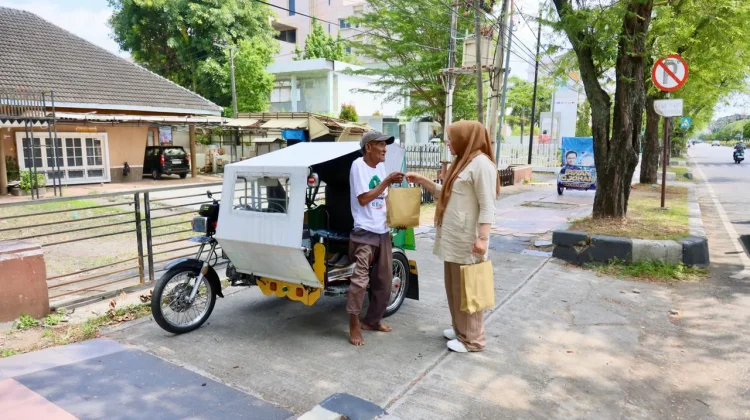Kak Na Keliling Kota Berbagi Daging Meugang