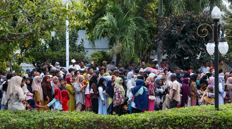 Warga Datangi Meuligoe Terima THR dari Gubernur Aceh
