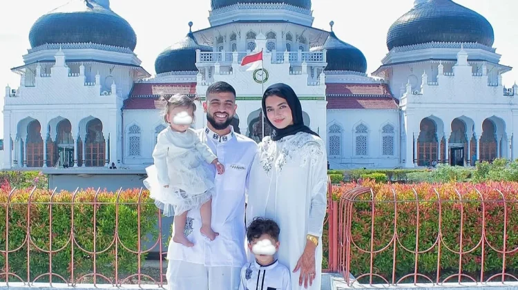 Cara Omid Popalzay Rayakan Lebaran di Aceh, Abadikan Momen di Masjid Baiturrahman
