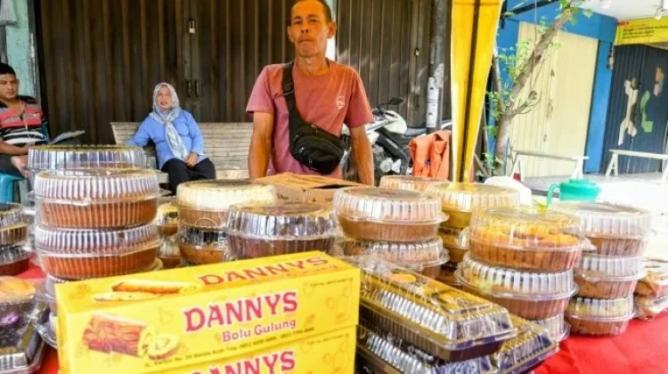 Pendapatan Pedagang Kue di Lambaro Meningkat pada Idulfitri