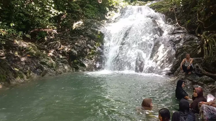 Air Terjun 7 Tingkat Jadi Primadona Wisatawan Saat Libur Lebaran