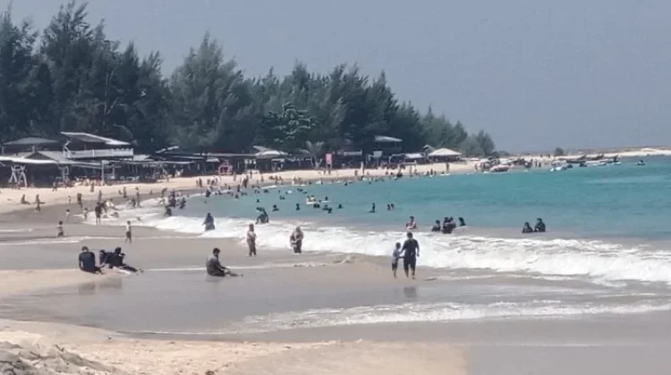 Pantai Lampuuk Ramai dikunjungi Wisatawan pada Libur Idulfitri