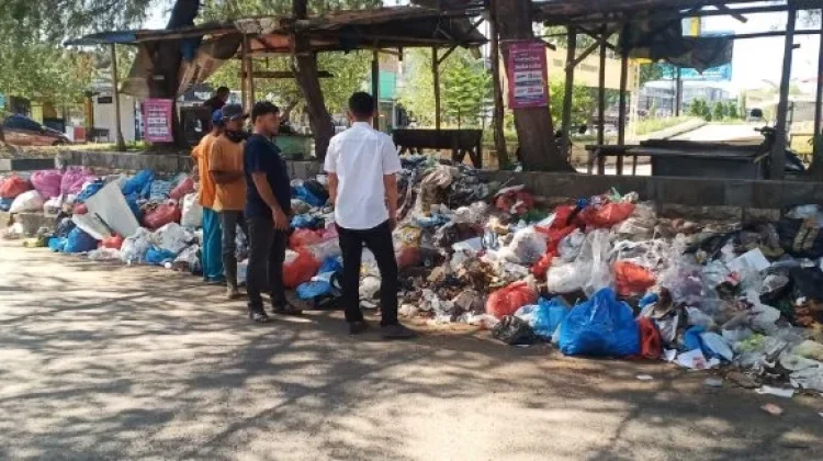 DLH Aceh Besar Bersihkan Tumpukan Sampah Pasca Idulfitri