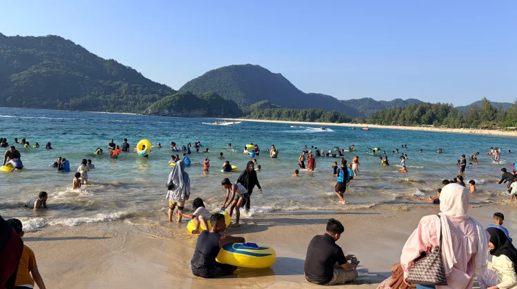 Basarnas Tingkatkan Pengawasan Pantai Lampuuk yang dipadati Wisatawan