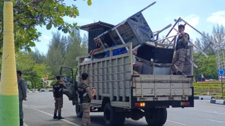 Satpol PP WH Banda Aceh Sita Perlengkapan PKL