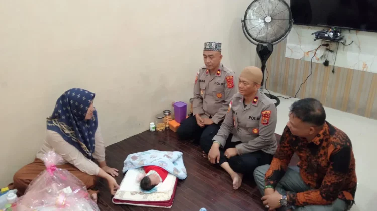 Kapolda Aceh Beri Bantuan Untuk Bayi yang Ditemukan di Masjid Leupe Lamno