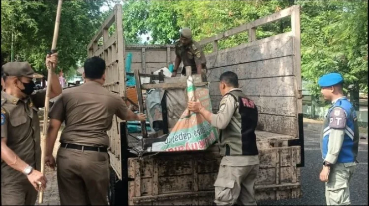 Lapak PKL Kawasan Masjid Raya Baiturrahman Disita Petugas