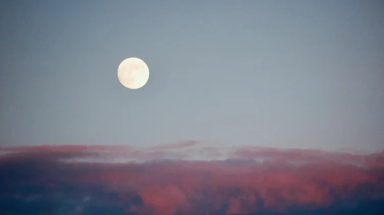 Pink Moon Bakal Hiasi Langit Indonesia Awal April ini