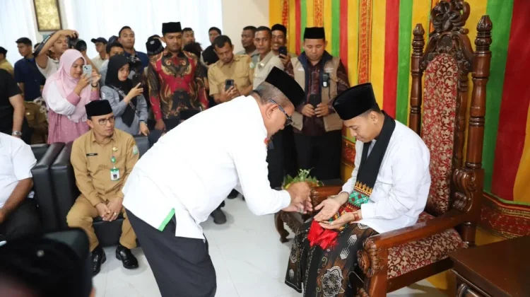 Juara Akademi Sahur Indonesia Tgk. Habibi Disambut dengan Tradisi Adat Aceh