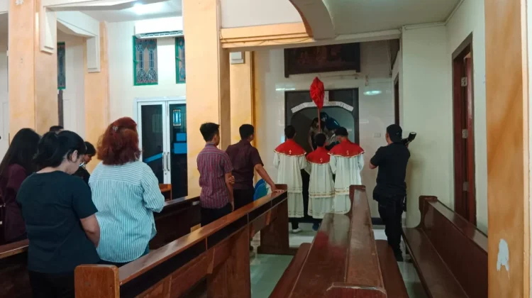 Umat Katolik Banda Aceh Peringati Jumat Agung di Paroki Hati Kudus Yesus