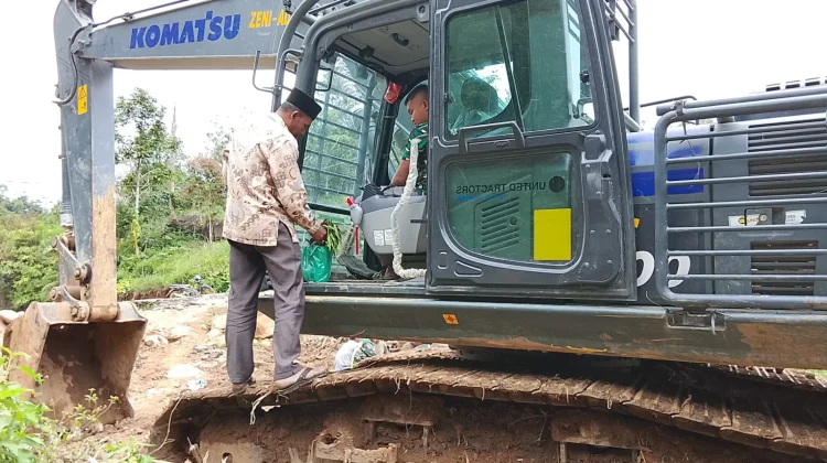 Tradisi Peusijuek Awali Pembangunan Jembatan Armco Pantan Sinaku Bener Meriah