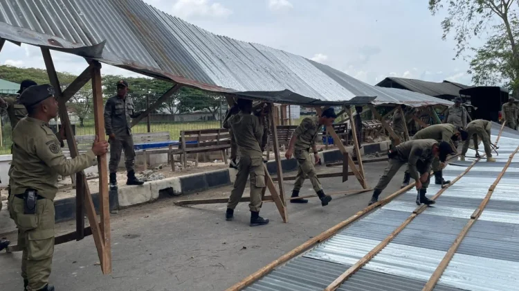 Satpol PP dan WH Aceh Besar Bongkar Bangunan Liar di Blang Bintang