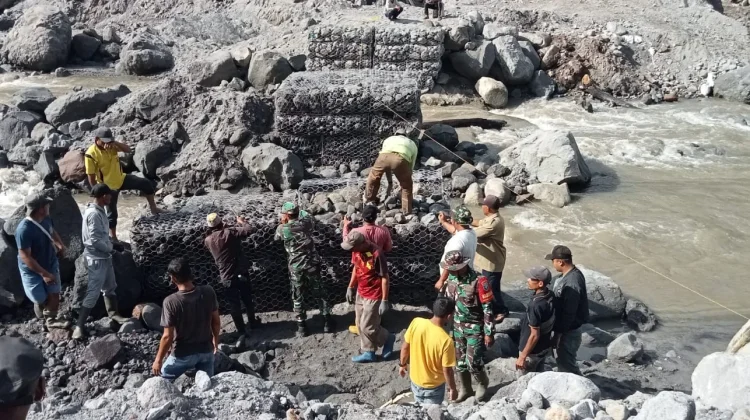 TNI Bersama Warga dan Relawan Gotong Royong Bangun Jembatan Darurat di Wih Pesam