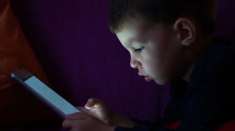 Risiko Digital Mengintai Anak Pengguna Gawai
