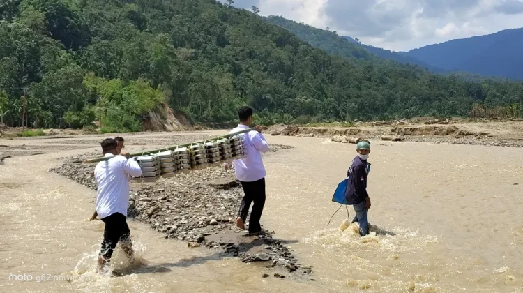 Jembatan Putus Diterjang Bencana, Warga Gayo Lues Rela Pikul MBG