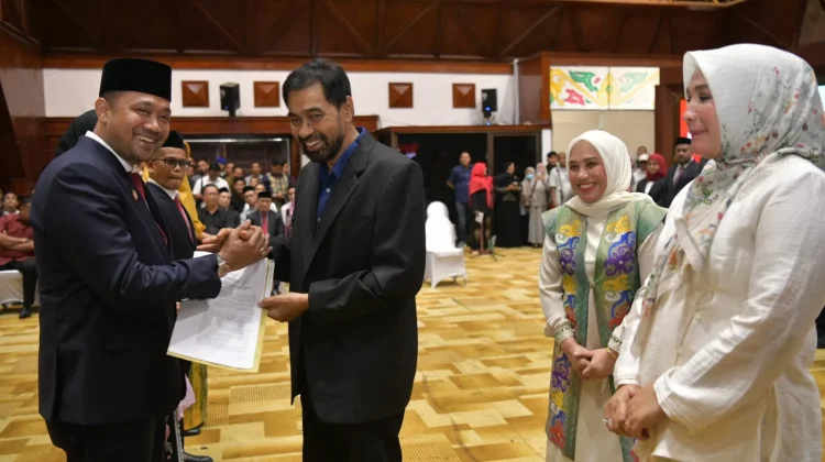 Mualem Lantik Tiga Kepala SKPA, Tekankan Percepatan Kinerja dan Serapan Anggaran